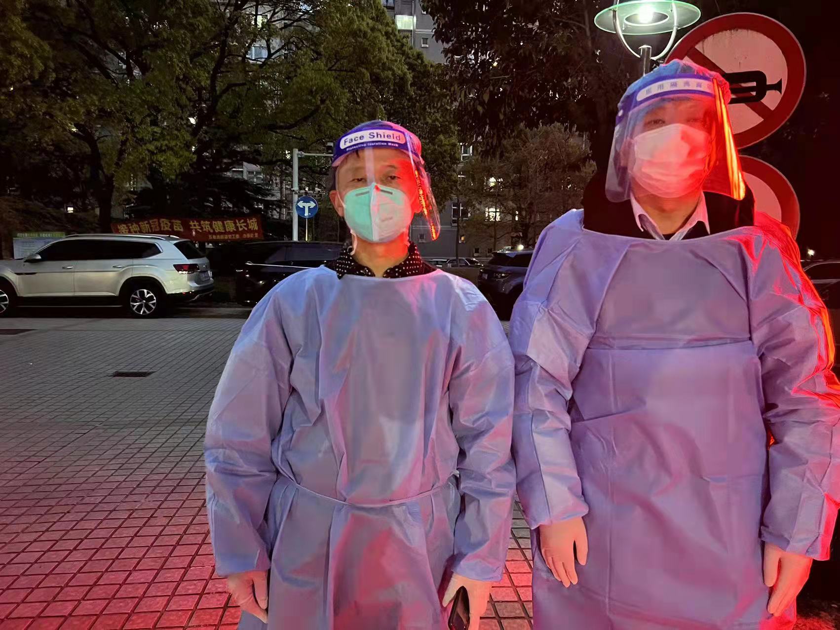 本部劉化景在小區(qū)巡邏,勸返下樓人員;遞送外面來的生活必需品急件到每家門洞,按鈴請(qǐng)業(yè)主下樓來取。